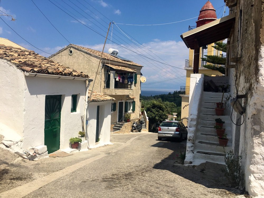 Nicht das Hügeldorf Chlomos, dafür der Ort Kouspades oberhalb des Ortes Boukari an der Ostküste von Korfu (Korfu, Ionische Inseln, Griechenland, 13.08.2022).