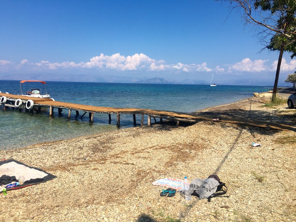 "Slow down" in Boukari: Am Strand des Ortes an der Ostküste im Süden der Insel Korfu wird endlich entschleunigt (Korfu, Ionische Inseln, Griechenland, 13.08.2022).