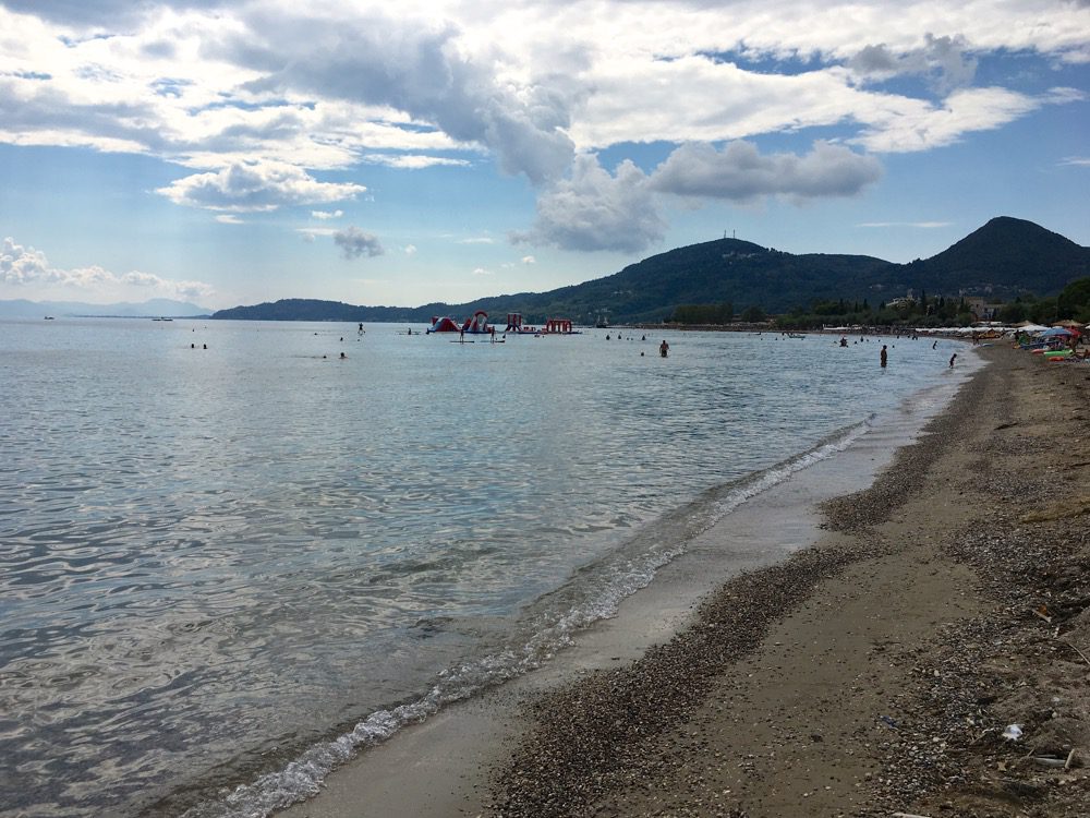 Weitläufig ist der Strand in der Bucht von Moraitika an der Ostküste der Insel Korfu (Korfu, Ionische Inseln, Griechenland, 14.08.2022).