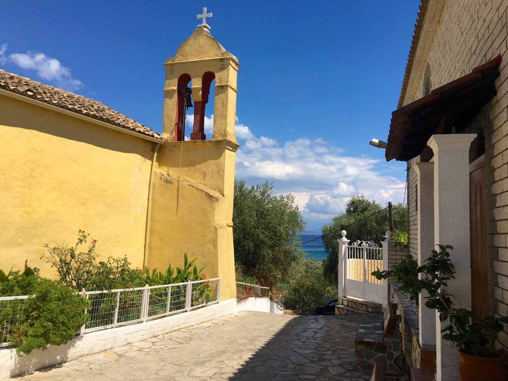 Zwei Kirchen im Dorf von Moraitika an der Ostküste der griechischen Insel Korfu (Korfu, Ionische Inseln, Griechenland, 14.08.2022).