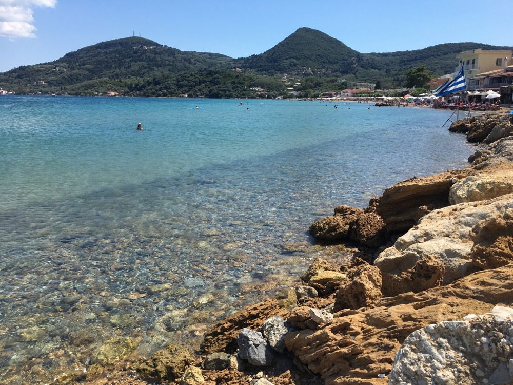 Die Bucht von Messonghi an der Ostküste der griechischen Insel Korfu (Korfu, Ionische Inseln, Griechenland, 14.08.2022).