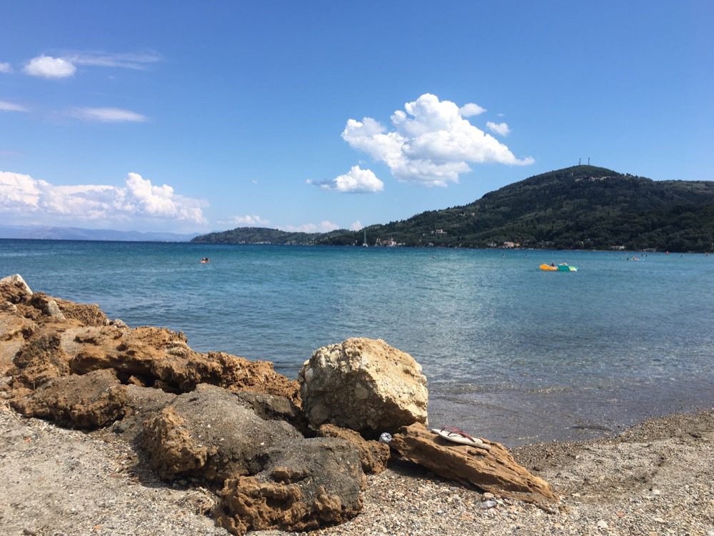 Die Bucht von Messonghi an der Ostküste der griechischen Insel Korfu (Korfu, Ionische Inseln, Griechenland, 14.08.2022).