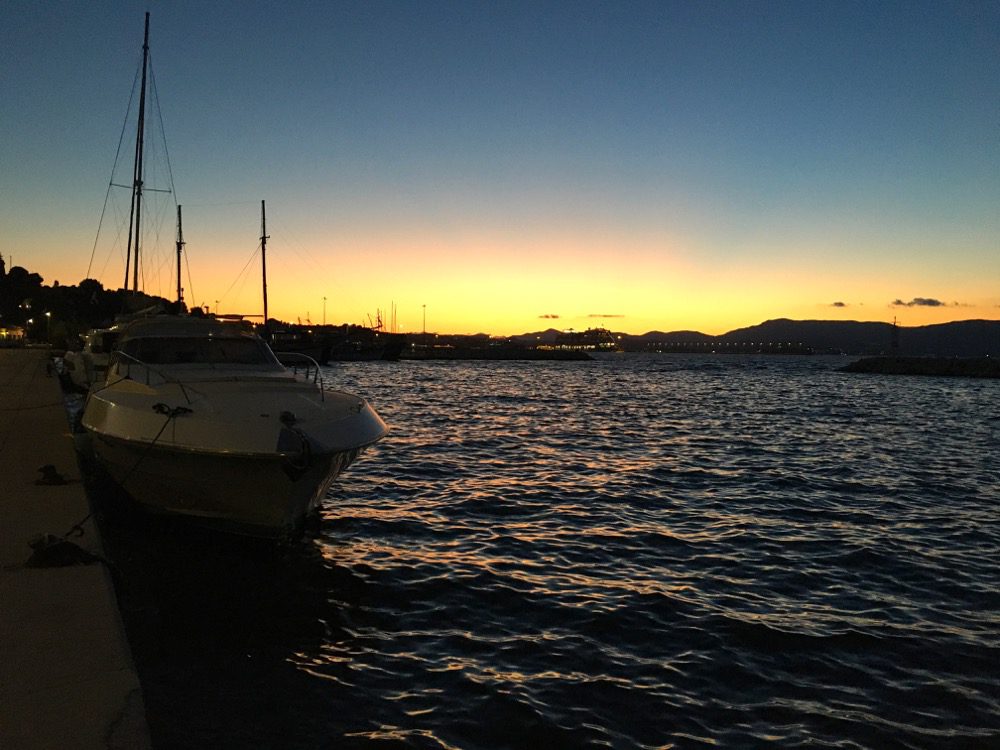 Korfu - Tag 7: Sonnenuntergang im Alten Hafen in der Hauptstadt der griechischen Insel Korfu (Korfu, Ionische Inseln, Griechenland, 14.08.2022).