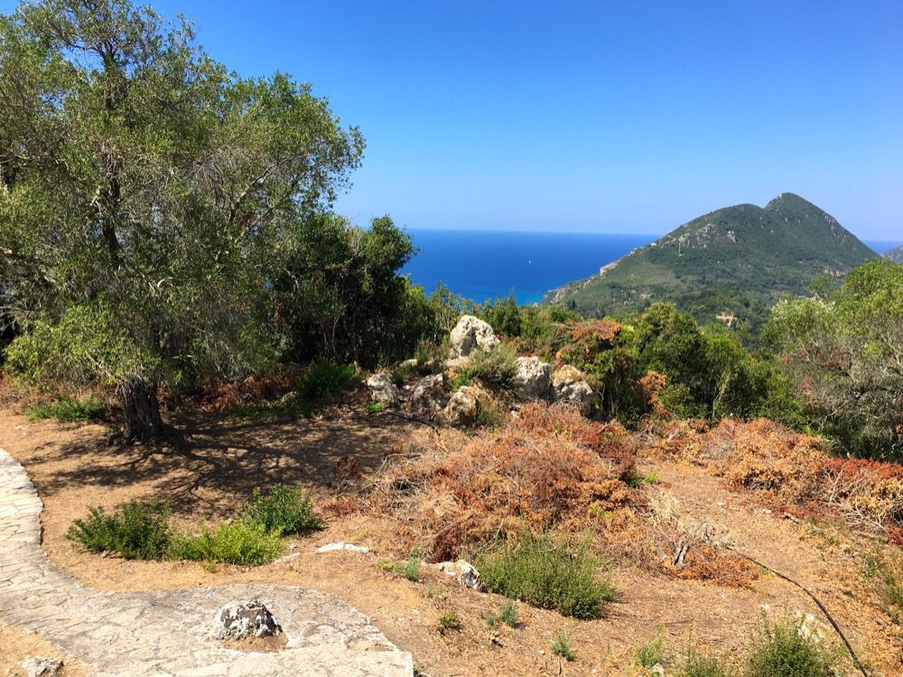 Die Aussichtsplattform 'Kaizer's Throne' in der Nähe des Bergdorfes Pelekas an der Westküste von Korfu (Korfu, Ionische Inseln, Griechenland, 15.08.2022).