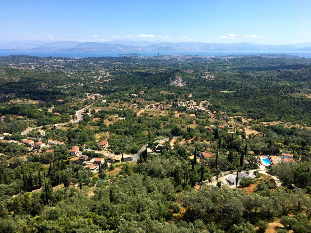 Die Aussichtsplattform 'Kaizer's Throne' in der Nähe des Bergdorfes Pelekas an der Westküste von Korfu (Korfu, Ionische Inseln, Griechenland, 15.08.2022).