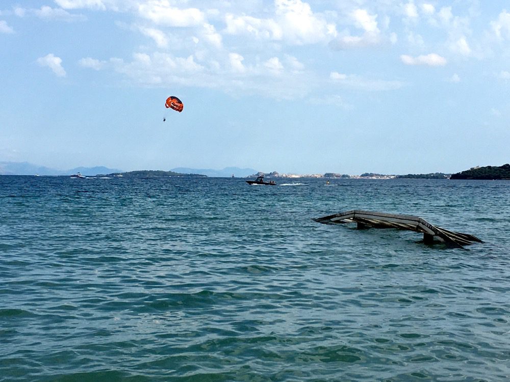 Einstige Gleise, die nun ins Leere laufen? Eine Metapher für das Leben? Am Strand des Badeortes Dassiá (Korfu, Ionische Inseln, Griechenland, 16.08.2022).