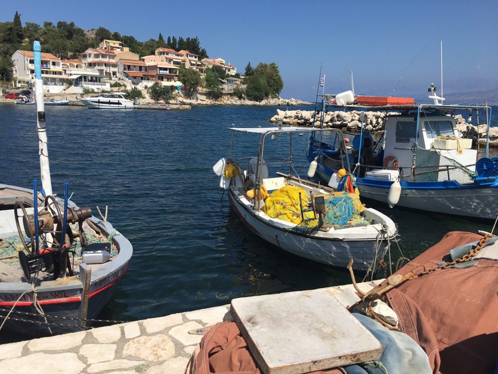 Der Alte Hafen von Kassiopi im Norden der Ostküste der griechischen Insel Korfu (Korfu, Ionische Inseln, Griechenland, 17.08.2022).