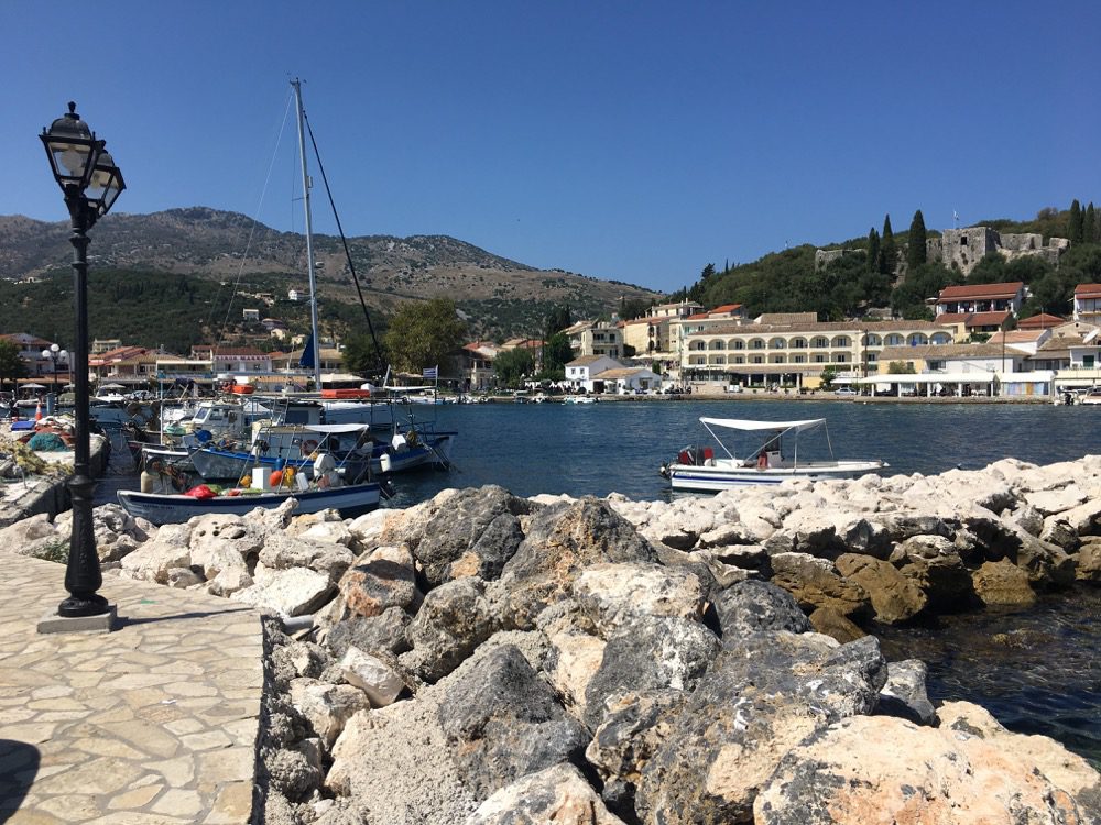 Der Alte Hafen von Kassiopi im Norden der Ostküste der griechischen Insel Korfu (Korfu, Ionische Inseln, Griechenland, 17.08.2022).