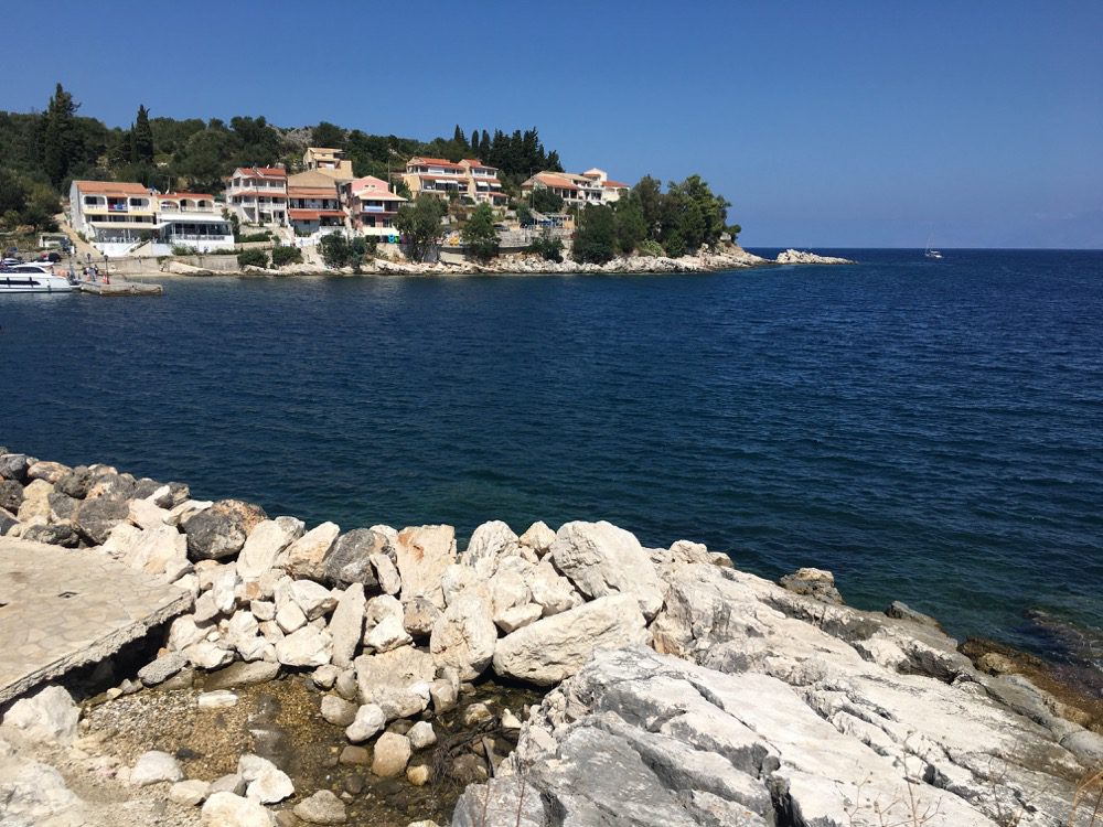 Wer vom rechten Ende des Alten Hafens von Kassiopi weiter an er Küste entlangläuft, kommt an zwei Badebuchten vorbei (Korfu, Ionische Inseln, Griechenland, 17.08.2022).
