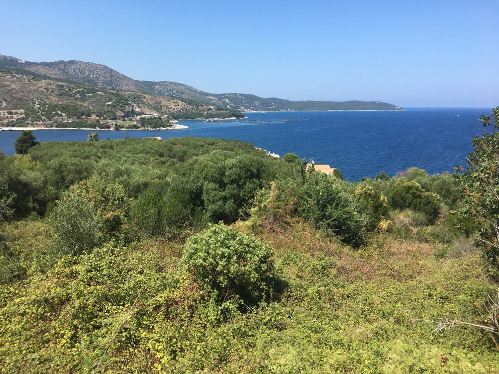 Unterwegs auf der Burgruine in der Küstenstadt Kassiopi im Norden der Ostküste von Korfu (Korfu, Ionische Inseln, Griechenland, 17.08.2022).