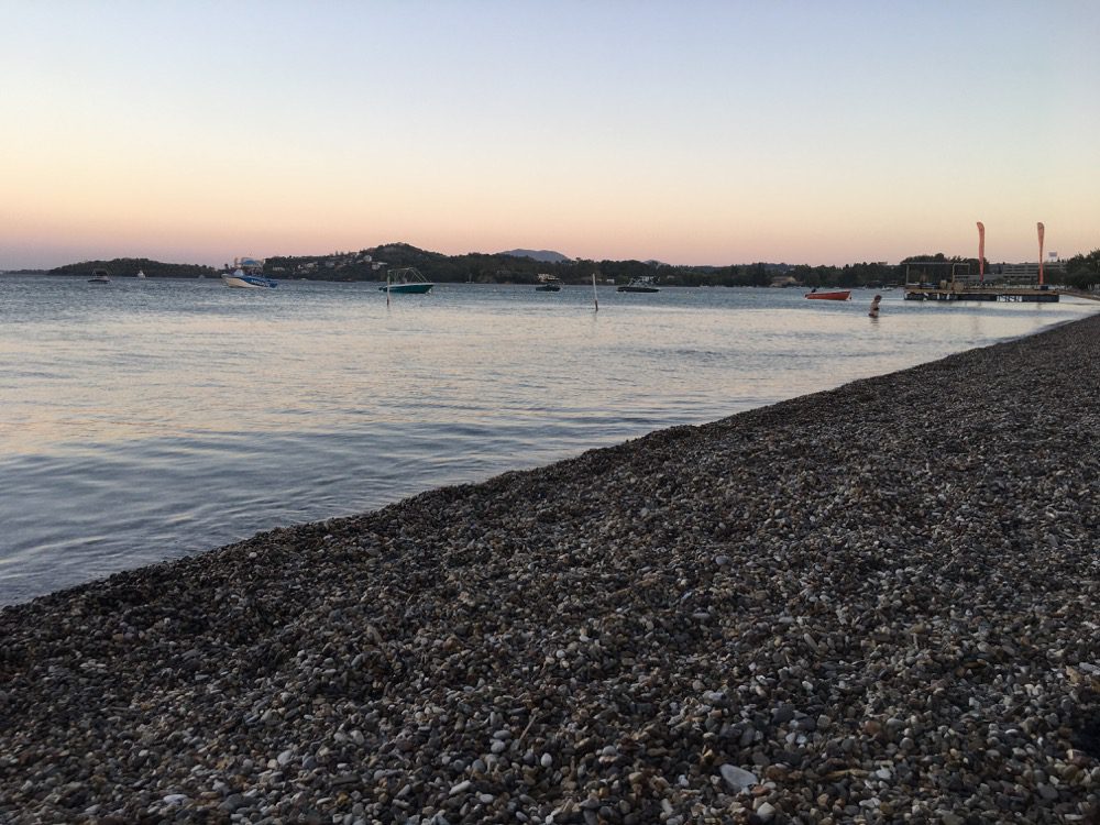 Die Tag kommt zur Ruhe und der Wütende hoffentlich mit ihm: Davon unabhängig sitze ich am Strand von Dassiá (Korfu, Ionische Inseln, Griechenland, 17.08.2022).