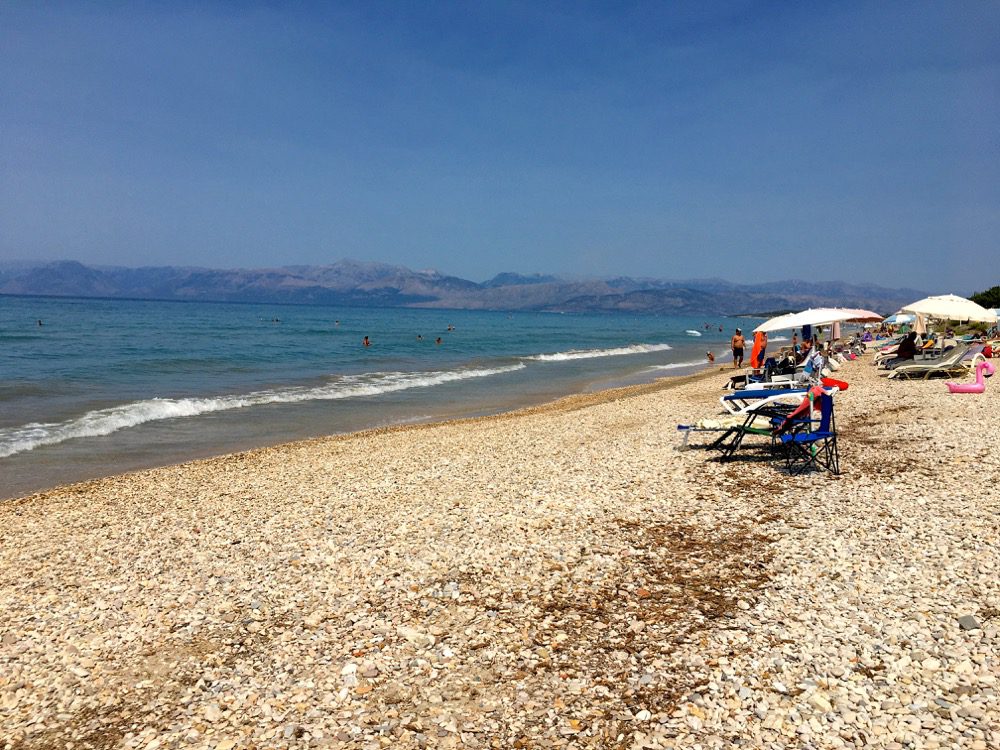 Der Strand des Badeortes Acharavi an der Nordküste der griechischen Insel Korfu (Korfu, Ionische Inseln, Griechenland, 18.08.2022).