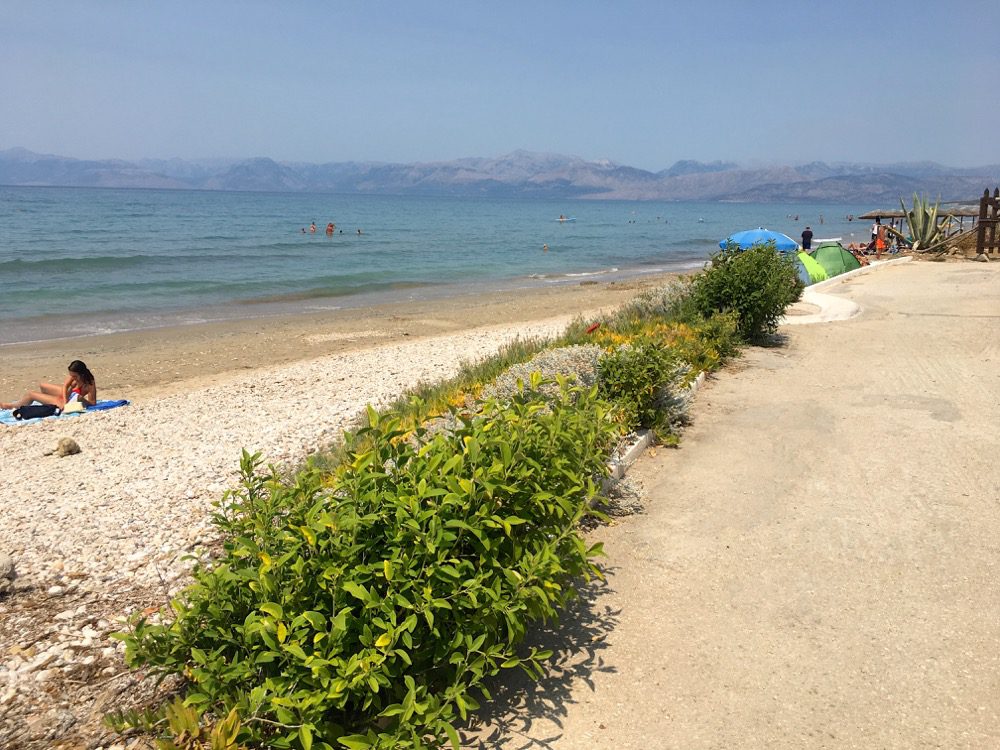 Der Strand des Badeortes Acharavi an der Nordküste der griechischen Insel Korfu (Korfu, Ionische Inseln, Griechenland, 18.08.2022).