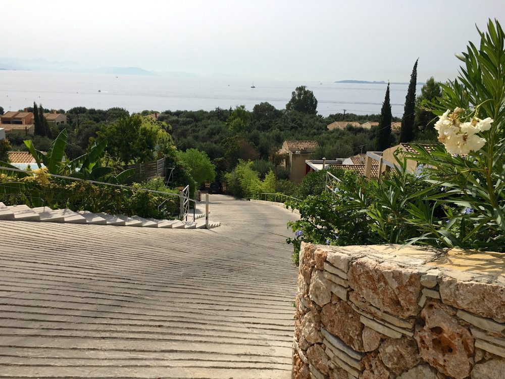 Der Küstenabschnitt zwischen den Badeorten Barbati und Ipsos an der Ostküste von Korfu (Korfu, Ionische Inseln, Griechenland, 18.08.2022).