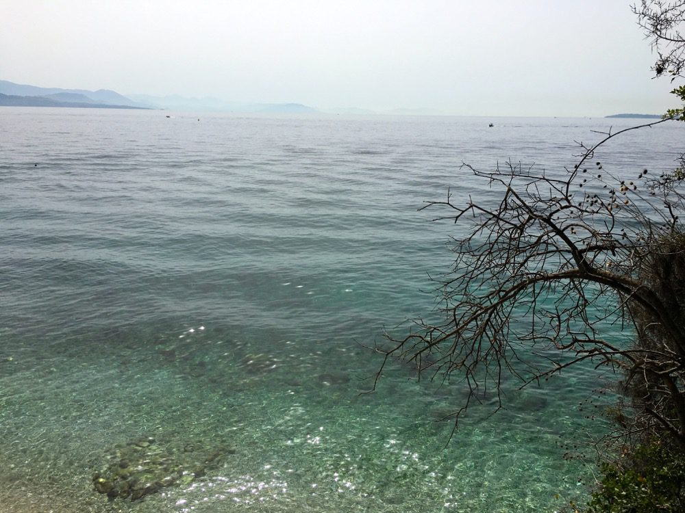 Leider nicht ganz geheim: Eine kleine Bucht abseits des Hauptstrandes im Badeort Barbati an der Ostküste von Korfu (Korfu, Ionische Inseln, Griechenland, 18.08.2022).