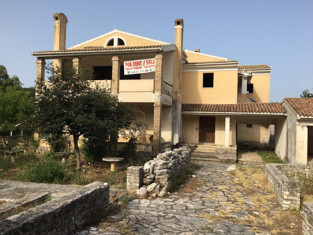 Ein Grundstück auf dem Weg von Dassiá nach Dafnila, angeboten zum Verkauf oder zur Pacht (Korfu, Ionische Inseln, Griechenland, 19.08.2022). 