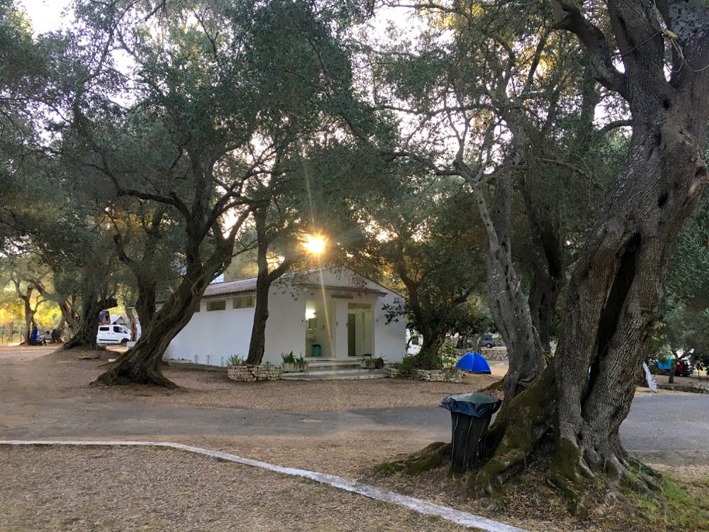 Morgendliche Eindrücke vom Campingplatz Dionysus im Badeort Dafnila an der Ostküste von Korfu (Korfu, Ionische Inseln, Griechenland, 20.08.2022).