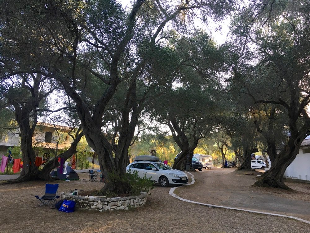 Morgendliche Eindrücke vom Campingplatz Dionysus im Badeort Dafnila an der Ostküste von Korfu (Korfu, Ionische Inseln, Griechenland, 20.08.2022).