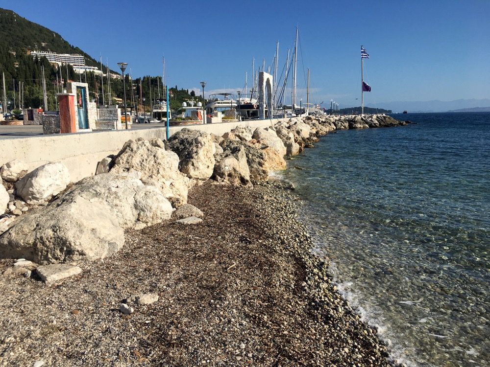 Der Hafen des Badeortes Benitses an der Ostküste im Süden von Korfu (Korfu, Ionische Inseln, Griechenland, 20.08.2022).