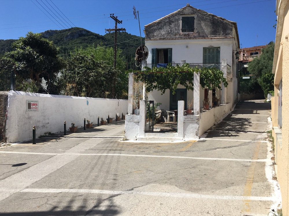 Die Altstadt des Badeortes Benitses an der Ostküste im Süden von Korfu (Korfu, Ionische Inseln, Griechenland, 20.08.2022).