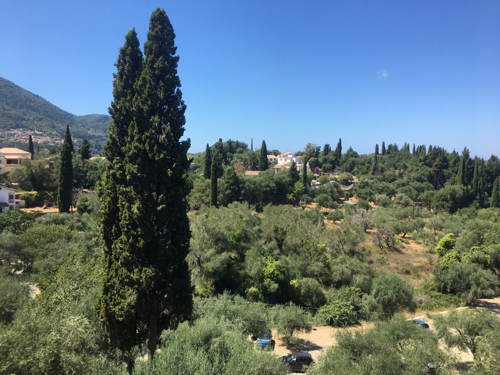 Auf dem Weg nach oben zum Schloss Achillion im Ort Gastouri im Süden von Korfu (Korfu, Ionische Inseln, Griechenland, 20.08.2022).