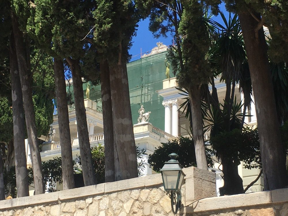 Leider im Prozess der Renovierung: Das ehemals von Kaiserin Elisabeth bewohnte Schloss Achillion im Ort Gastouri im Süden von Korfu (Korfu, Ionische Inseln, Griechenland, 20.08.2022).