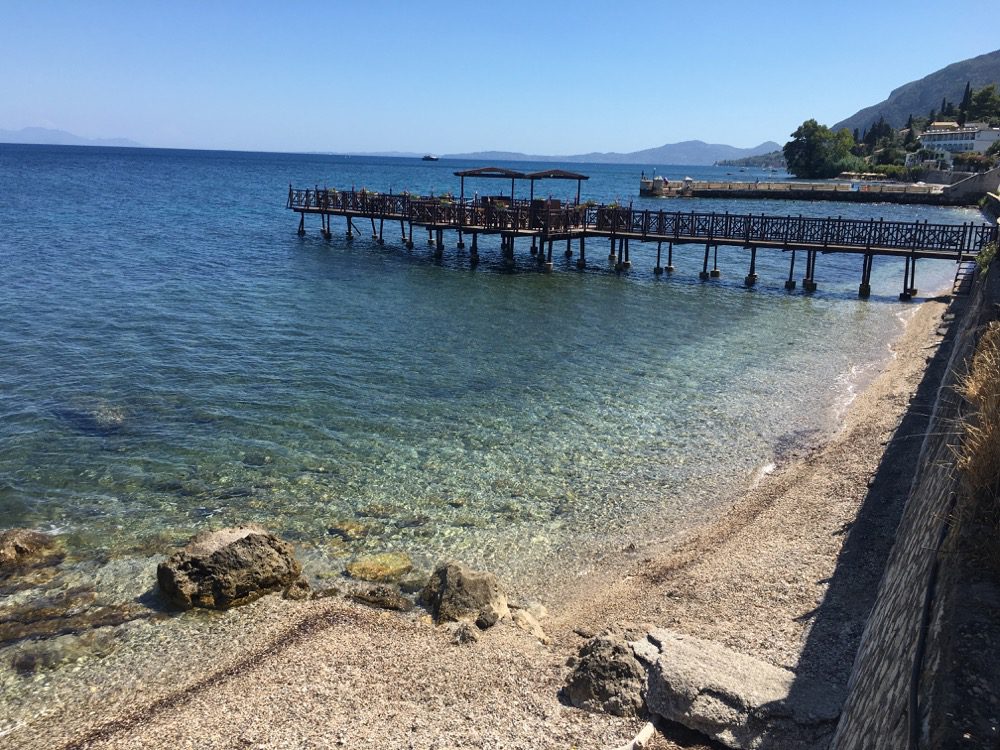 Die Kaizer's Bridge und der Kaizer Beach im Ort Perama an der Ostküste auf Korfu (Korfu, Ionische Inseln, Griechenland, 20.08.2022).