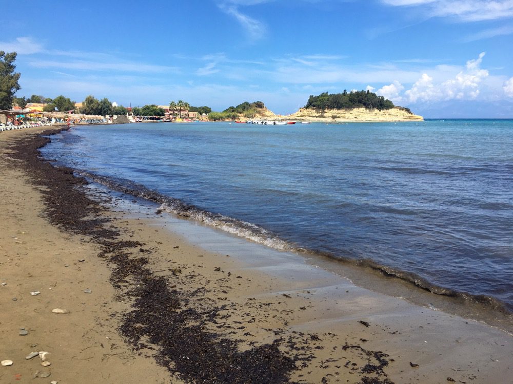 Der Strand in der Bucht des Badeortes Sidari an der Nordküste von Korfu (Korfu, Ionische Inseln, Griechenland, 21.08.2022). 