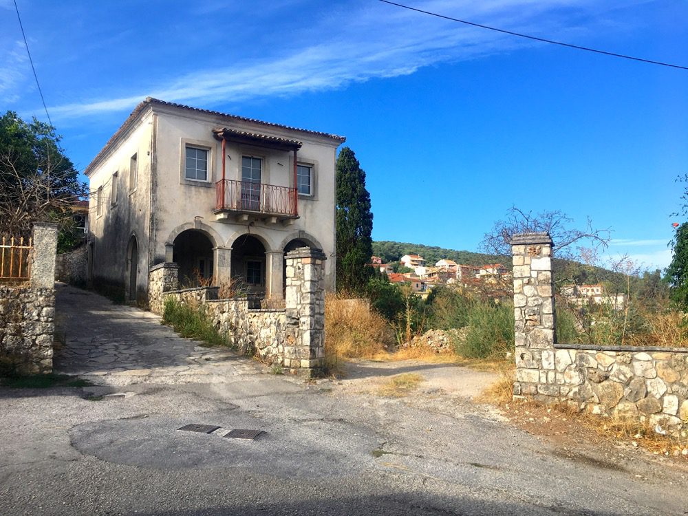 Prachtbauten und Ausblicke im Dorf Liapades an der Westküste von Korfu (Korfu, Ionische Inseln, Griechenland, 24.08.2022).