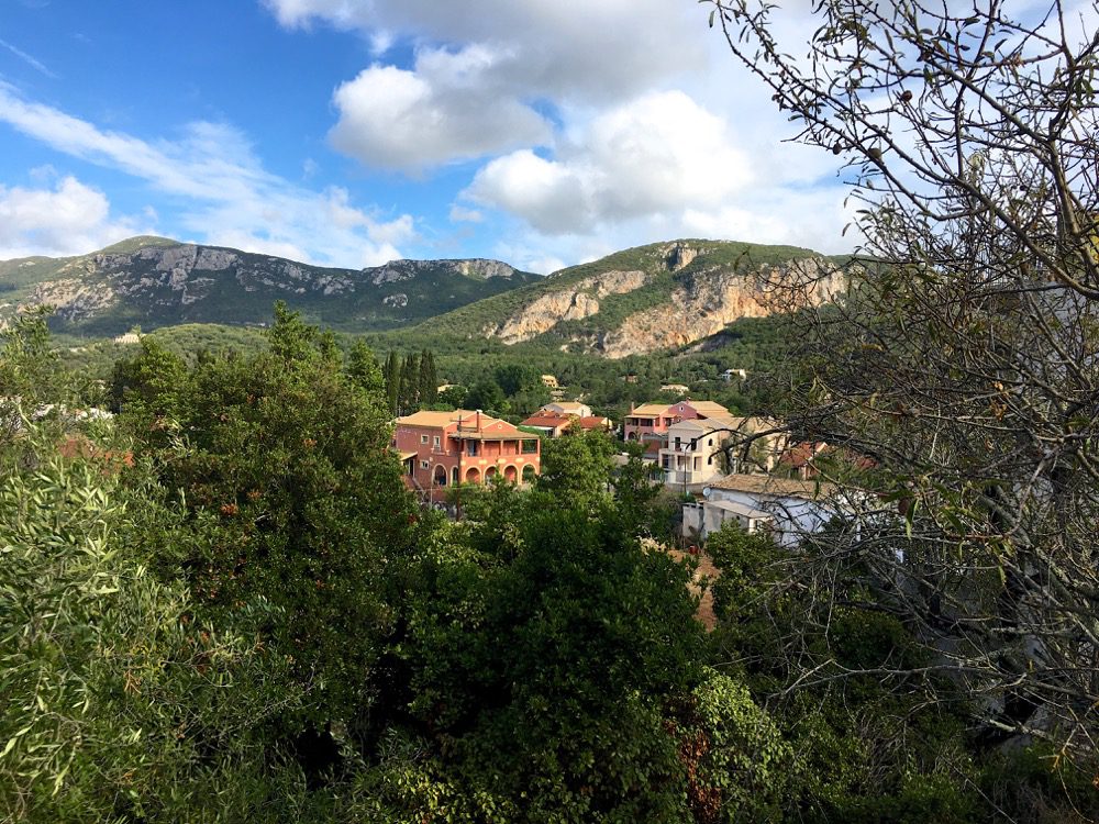 Prachtbauten und Ausblicke im Dorf Liapades an der Westküste von Korfu (Korfu, Ionische Inseln, Griechenland, 24.08.2022).