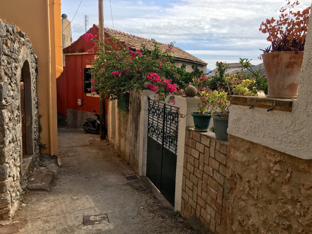 Das Dorf Liapades in den Hügeln des Hinterlandes an der Nordküste von Korfu (Korfu, Ionische Inseln, Griechenland, 24.08.2022).