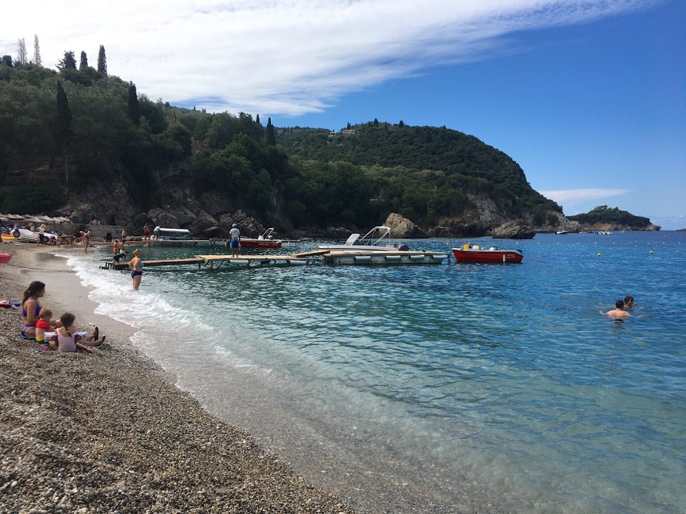 Die Bucht und der Strand von Liapades an der Westküste von Korfu (Korfu, Ionische Inseln, Griechenland, 24.08.2022).