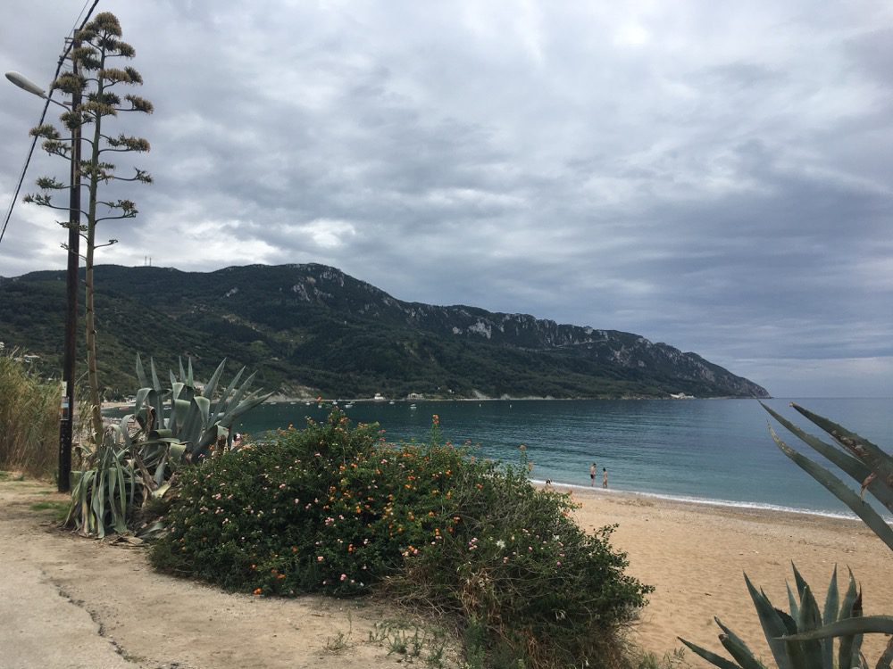 Landleben & Strandleben: Der Ort Agios Georgios Pagon und sein Strand an der Westküste von Korfu (Korfu, Ionische Inseln, Griechenland, 25.08.2022).