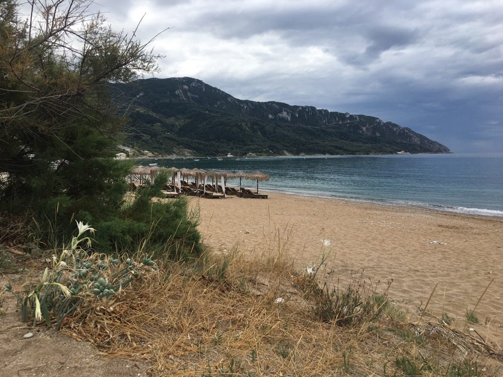 Landleben & Strandleben: Der Ort Agios Georgios Pagon und sein Strand an der Westküste von Korfu (Korfu, Ionische Inseln, Griechenland, 25.08.2022).