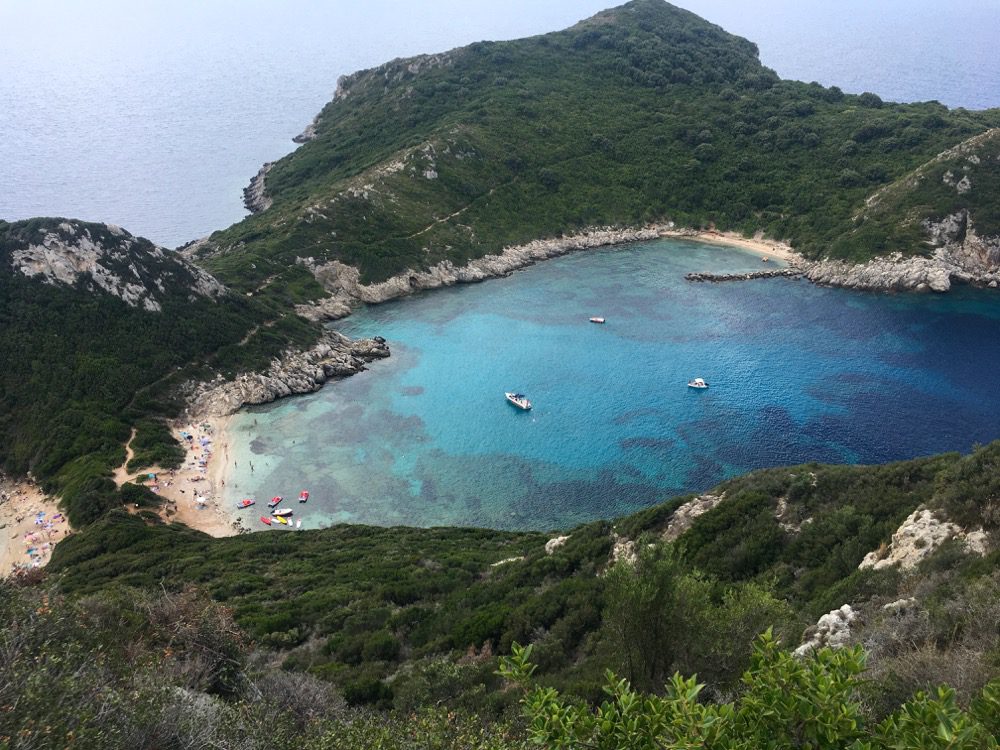 Tolle Aussichten wohin ich blicke: Angekommen am Aussichtspunkt von Porto Timeoni an der Westküste von Korfu (Korfu, Ionische Inseln, Griechenland, 25.08.2022).