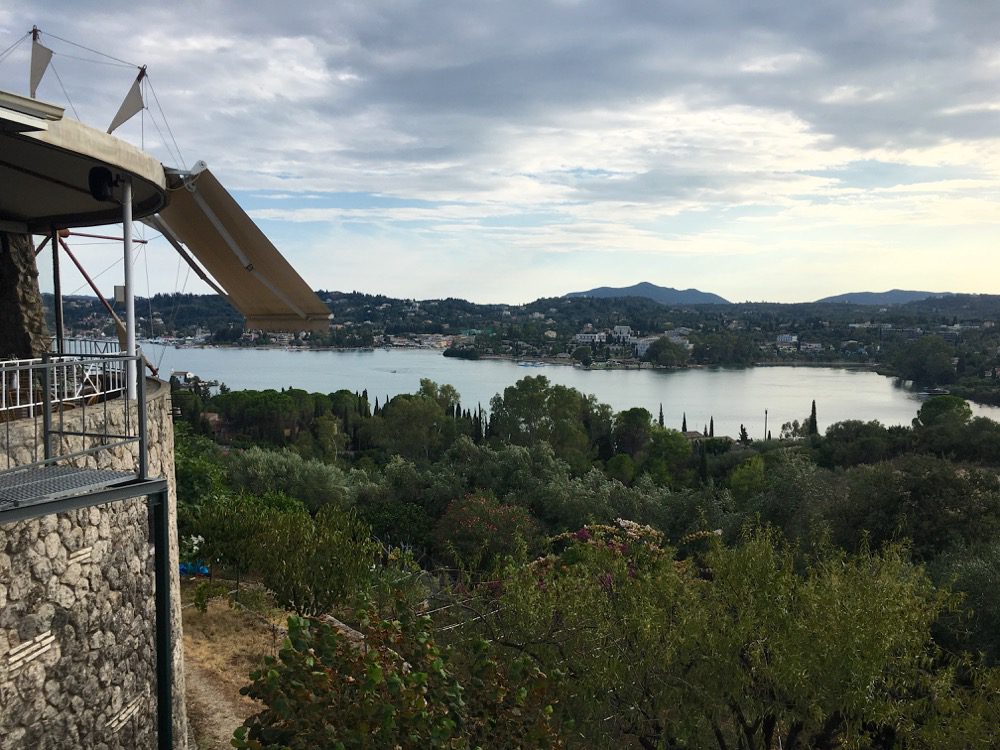 Der Ausblick vom Restaurant 'O Mylos' in Dafnila auf die Bucht und die Marina von Gouvia an der Ostküste von Korfu (Korfu, Ionische Inseln, Griechenland, 25.08.2022).