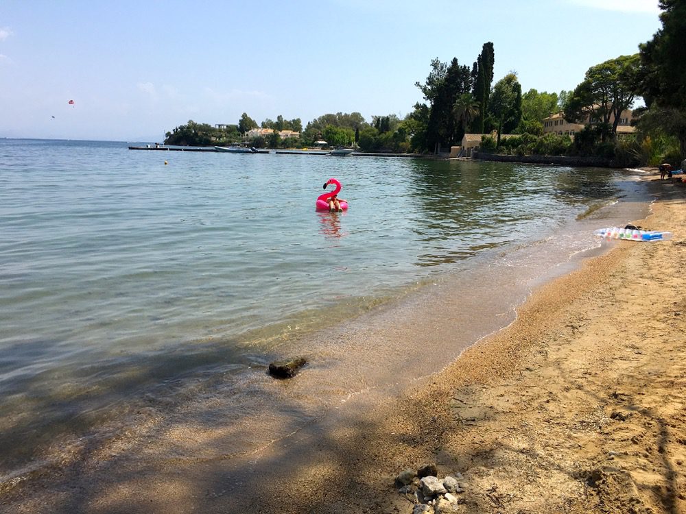 Am Strand im Badeort Dassiá an der Ostküste von Korfu (Korfu, Ionische Inseln, Griechenland, 26.08.2022).