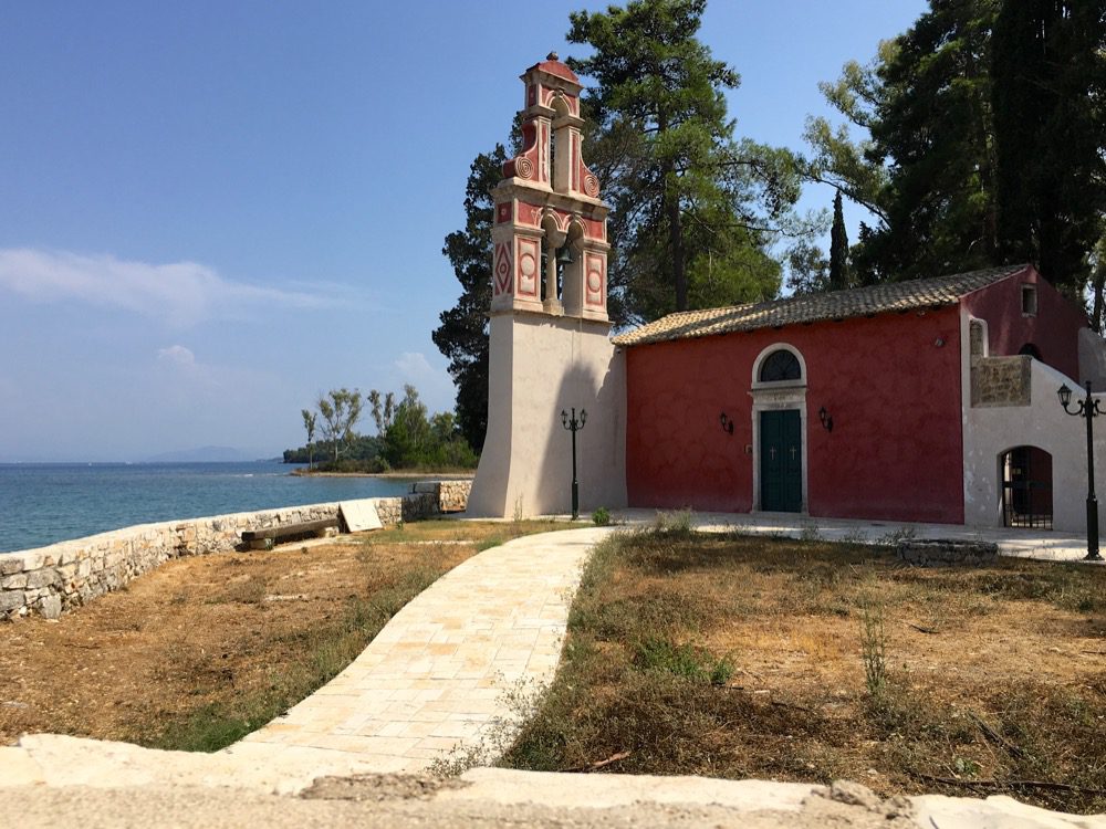 Der Strand von St. Nicolaos im Badeort Dassiá an der Ostküste von Korfu (Korfu, Ionische Inseln, Griechenland, 26.08.2022).