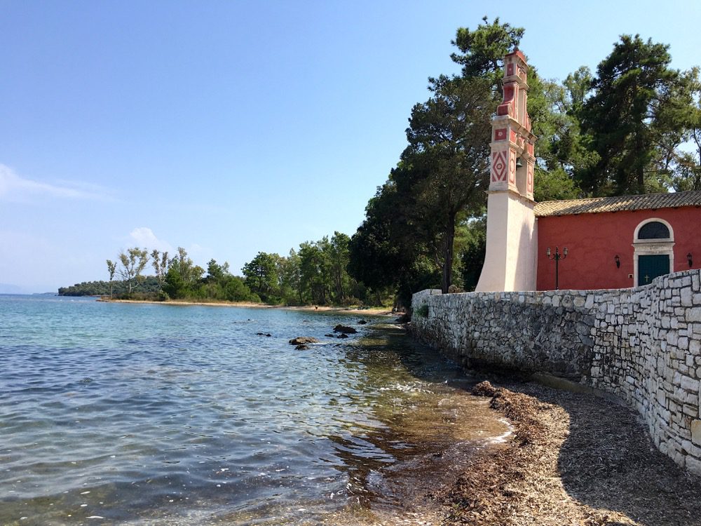 Der Strand von St. Nicolaos im Badeort Dassiá an der Ostküste von Korfu (Korfu, Ionische Inseln, Griechenland, 26.08.2022).