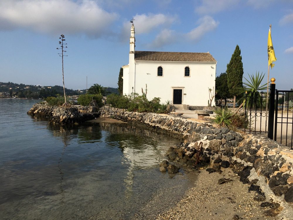 Die Ypapanti Kirche im Ort Limni an der Ostküste von Korfu (Korfu, Ionische Inseln, Griechenland, 27.08.2022).