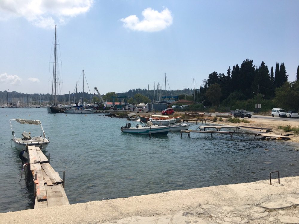 Zwischen Strand und Marina von Gouvia an der Ostküste von Korfu (Korfu, Ionische Inseln, Griechenland, 27.08.2022).