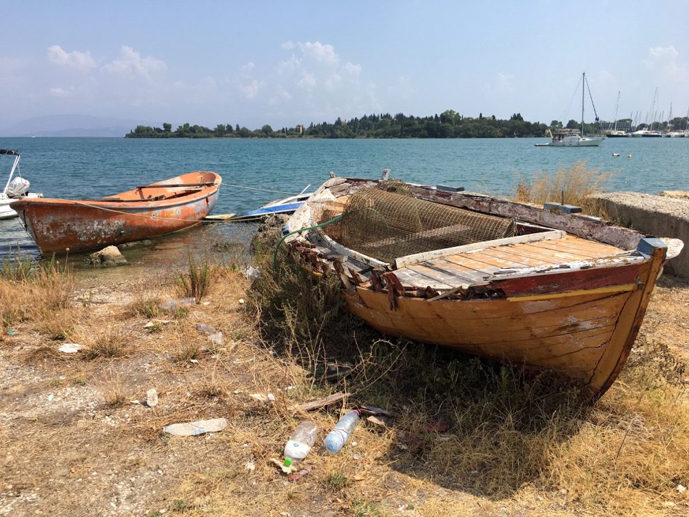 Zwischen Strand und Marina von Gouvia an der Ostküste von Korfu (Korfu, Ionische Inseln, Griechenland, 27.08.2022).