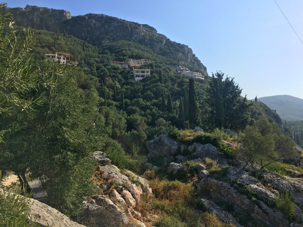 Auf dem Weg zum Hügeldorf Lakones kann man sich am Meer der Westküste von Korfu kaum sattsehen (Korfu, Ionische Inseln, Griechenland, 28.08.2022).