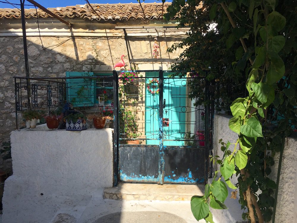 Ein Rundgang im Dorf Lakones an der Westküste von Korfu (Korfu, Ionische Inseln, Griechenland, 28.08.2022).