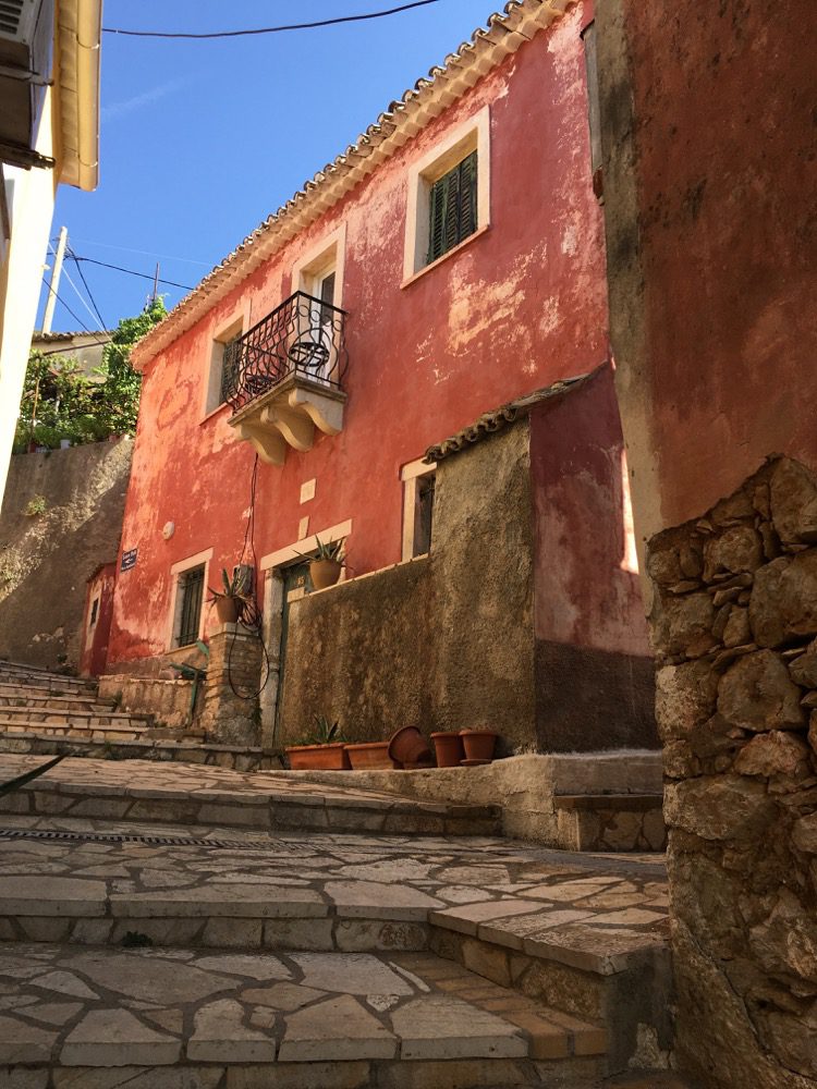 Ein Rundgang im Dorf Lakones an der Westküste von Korfu (Korfu, Ionische Inseln, Griechenland, 28.08.2022).