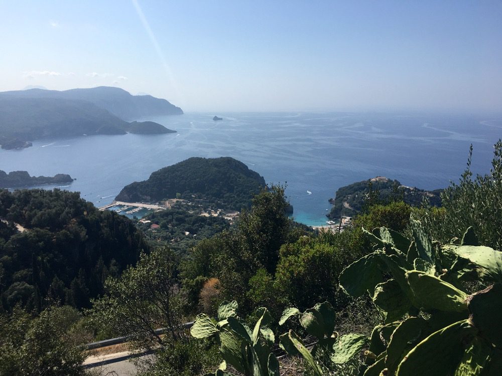 Der Blick auf die Westküste von Korfu vom Dorf Lakones oberhalb von Paleokastritsa (Korfu, Ionische Inseln, Griechenland, 28.08.2022).