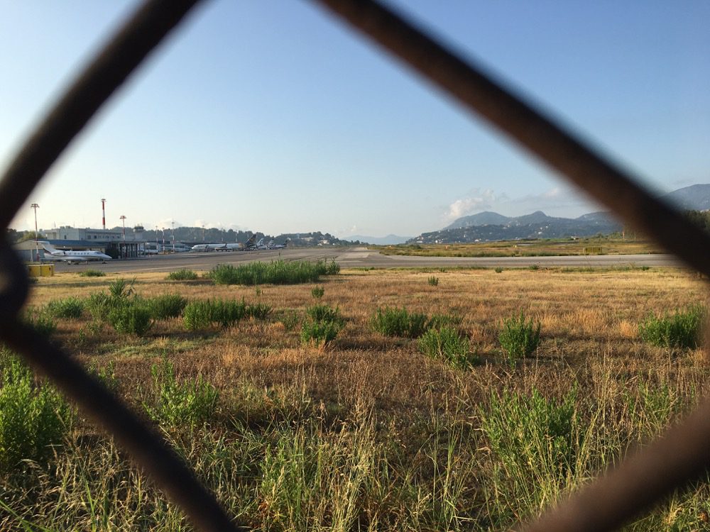 Vor dem Flughafen Ioannis Kapodistrias auf Korfu (Korfu, Ionische Inseln, Griechenland, 29.08.2022).