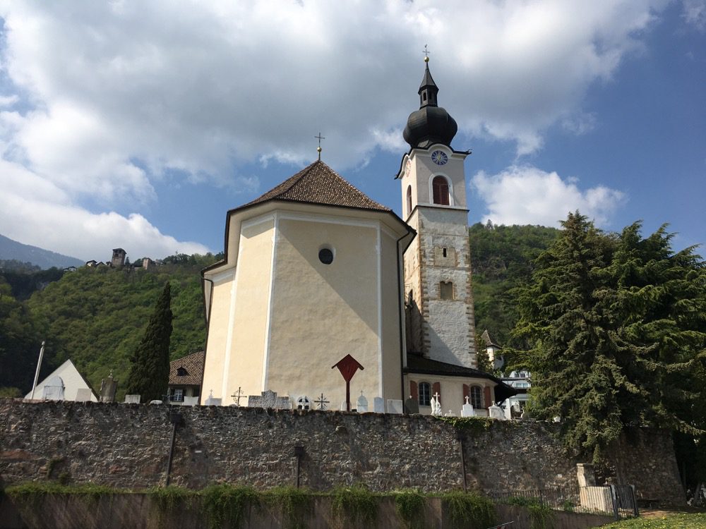Die Pfarrkirche St. Ulrich in der Ortschaft Nals südlich von Lana (Meraner Land, Südtirol, 20.04.2022).