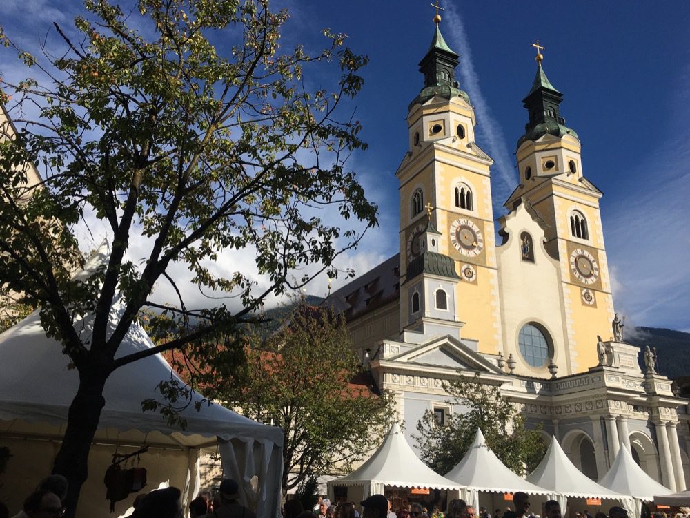 Die Kulisse rund um den Brixener Domplatz ist durch die florale Gestaltung und den Brot- und Strudelmarkt sehr schön in Szene gesetzt (Brixen, Südtirol, 01.10.2022).