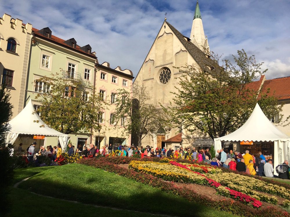 Die Kulisse rund um den Brixener Domplatz ist durch die florale Gestaltung und den Brot- und Strudelmarkt sehr schön in Szene gesetzt (Brixen, Südtirol, 01.10.2022).